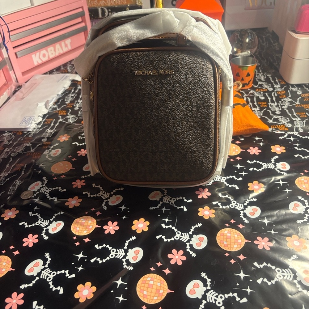 NWT!!!! Michael Kors Jet Set Travel Bag Brown with gold hardware - Picture 2 of 9